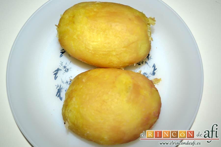 Pudin de salmón, dejar atemperar y retirarles la piel