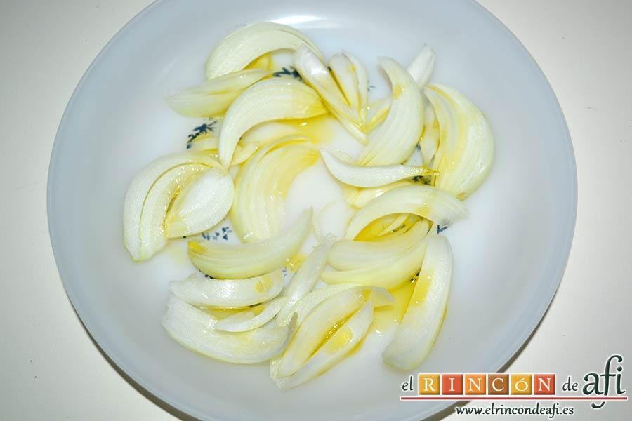 Pudin de salmón, pelar la cebolla, cortarla en juliana y ponerla en un plato con un chorro de aceite de oliva