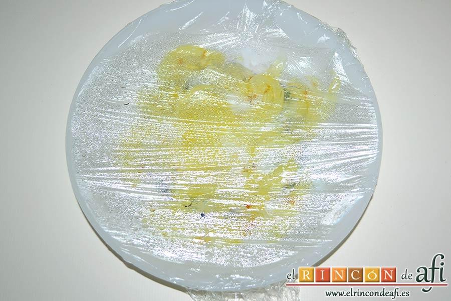 Pudin de salmón, cubrir con film