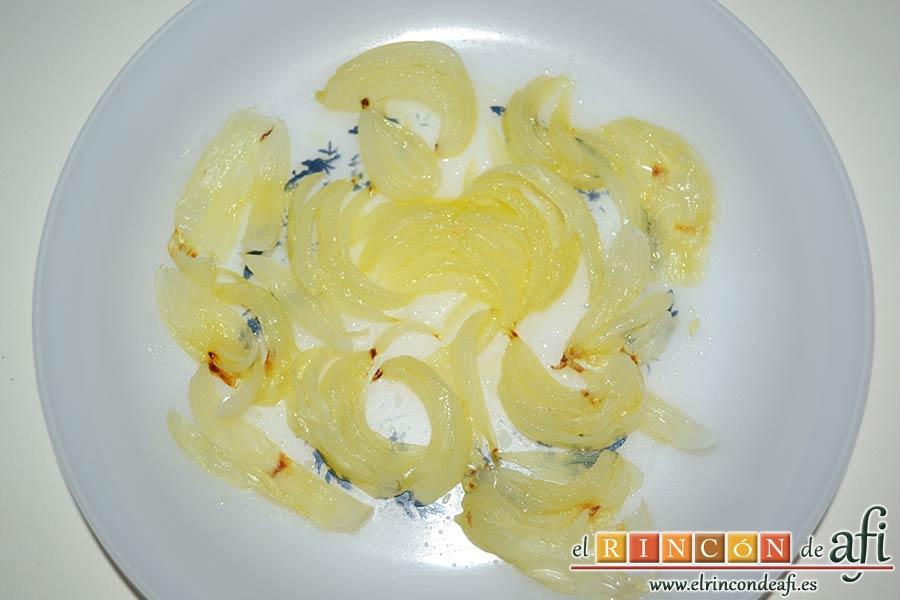 Pudin de salmón, sacarla del microondas y retirar el film