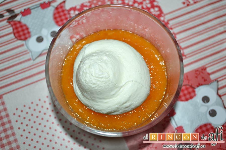 Crema de caqui y nata (crema de leche), poner nata (crema de leche) sobre la crema