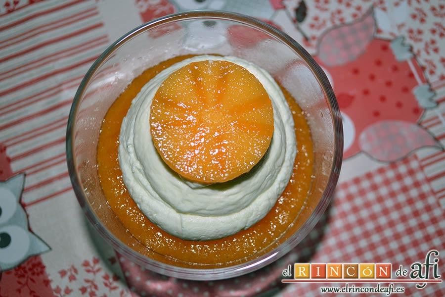 Crema de caqui y nata (crema de leche), poner encima un disco de caqui
