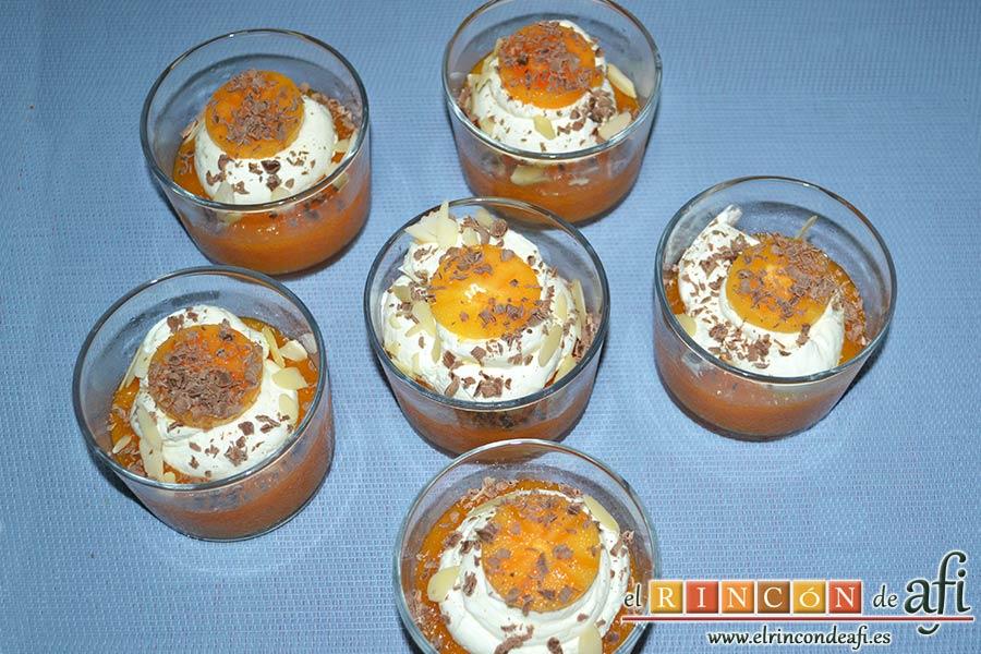 Crema de caqui y nata (crema de leche), espolvorear con virutas de chocolate y almendras laminadas al gusto