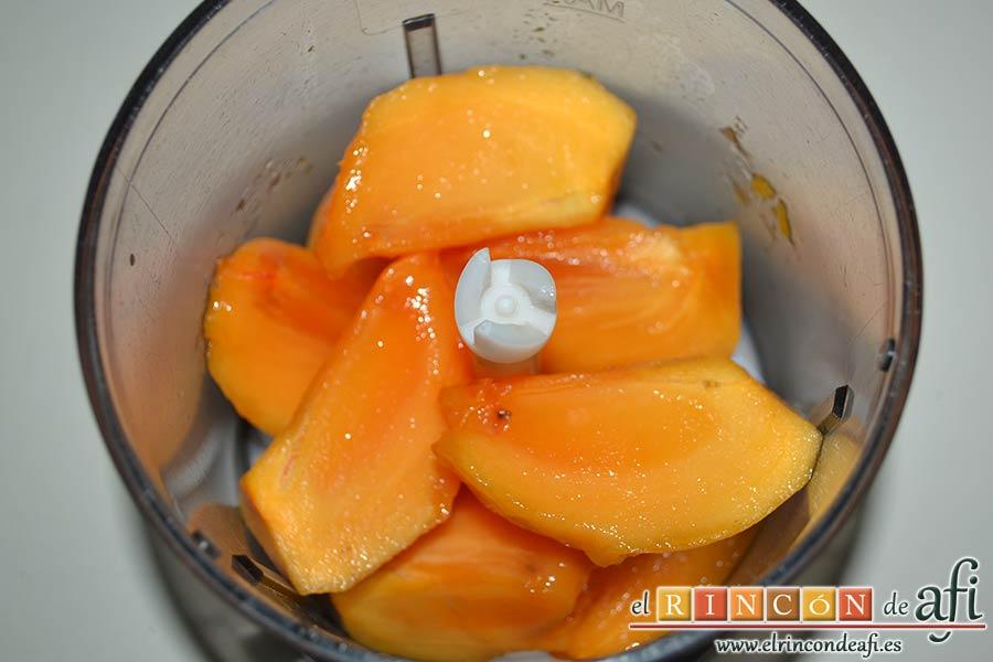 Crema de caqui y nata (crema de leche), reservar un caqui, y el resto pelarlos y ponerlos en una trituradora
