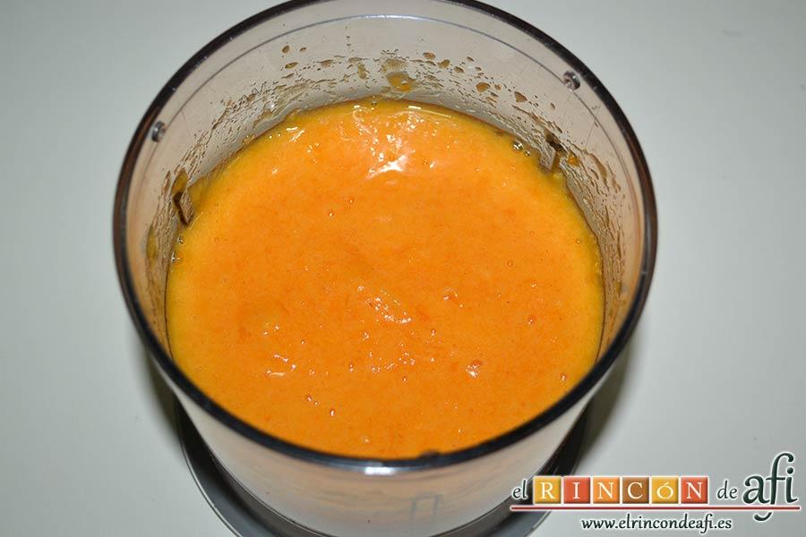 Crema de caqui y nata (crema de leche), triturar bien hasta conseguir un puré de caqui