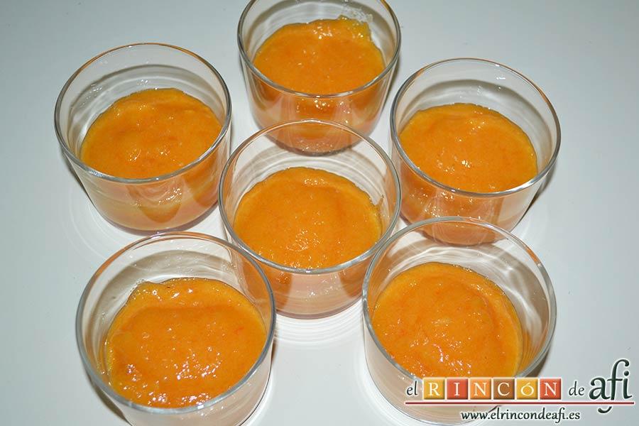 Crema de caqui y nata (crema de leche), servir el puré en recipientes de cristal y ponerlos a refrigerar