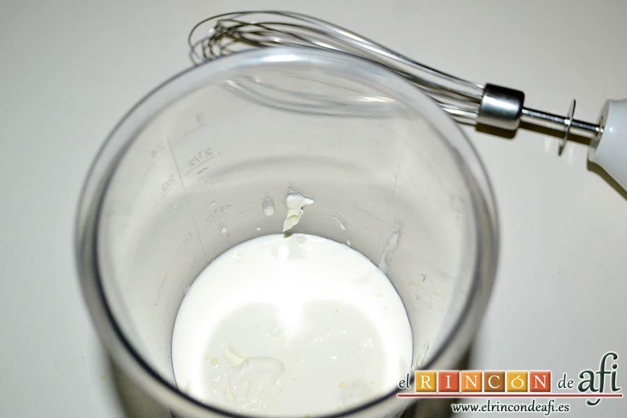 Crema de caqui y nata (crema de leche), poner la nata (crema de leche) bien fría en el vaso de la minipimer