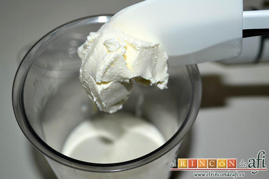 Crema de caqui y nata (crema de leche), añadir una cuchara de queso tipo Philadelphia frío