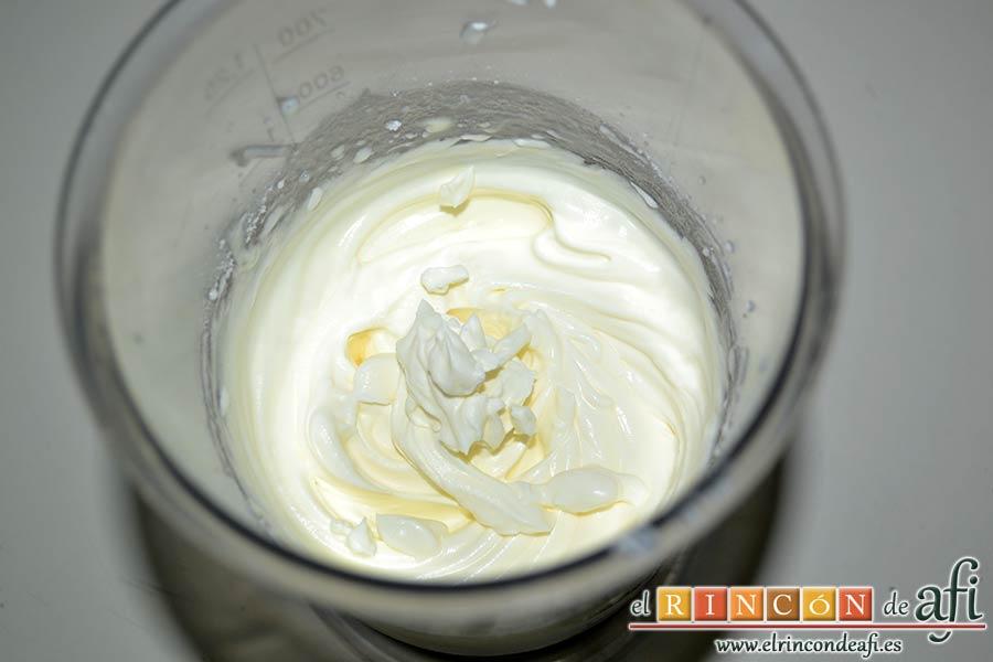 Crema de caqui y nata (crema de leche), batir, añadir dos cucharadas de azúcar glass y terminar de montar