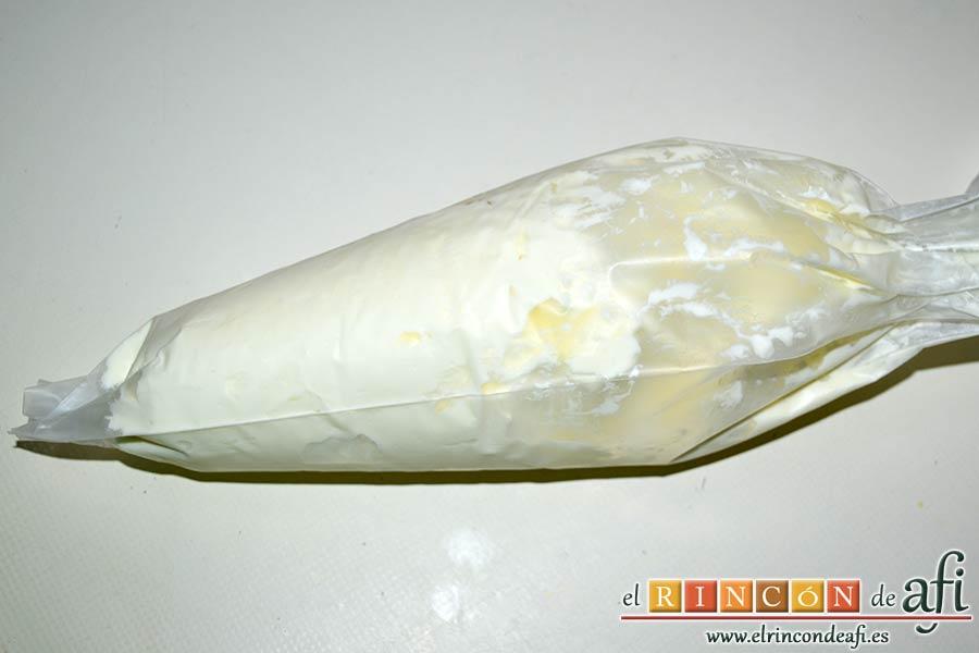 Crema de caqui y nata (crema de leche), meterla en una manga pastelera