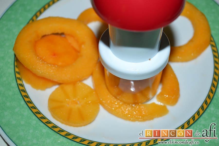 Crema de caqui y nata (crema de leche), pelar el caqui reservado, cortar en láminas y sacar discos con un cortapastas