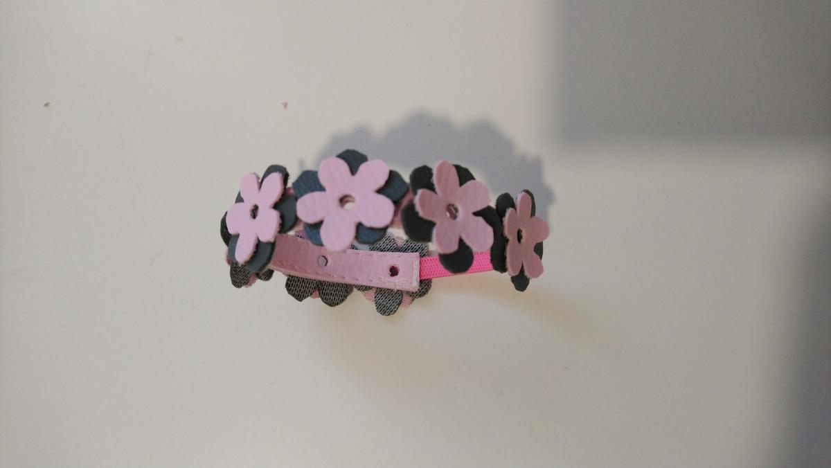 Pulsera bicolor de polipiel (flores) ¡ Con patrones gratis !