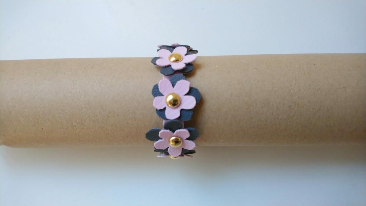 Pulsera bicolor de polipiel (flores) ¡ Con patrones gratis !