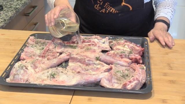 Añadimos vino blanco