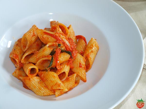 Pasta con tomate y nuez moscada Receta 