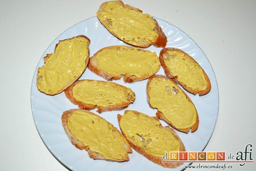 Sopa de cebolla gratinada, untar las rebanadas de pan con la mostaza de Dijon