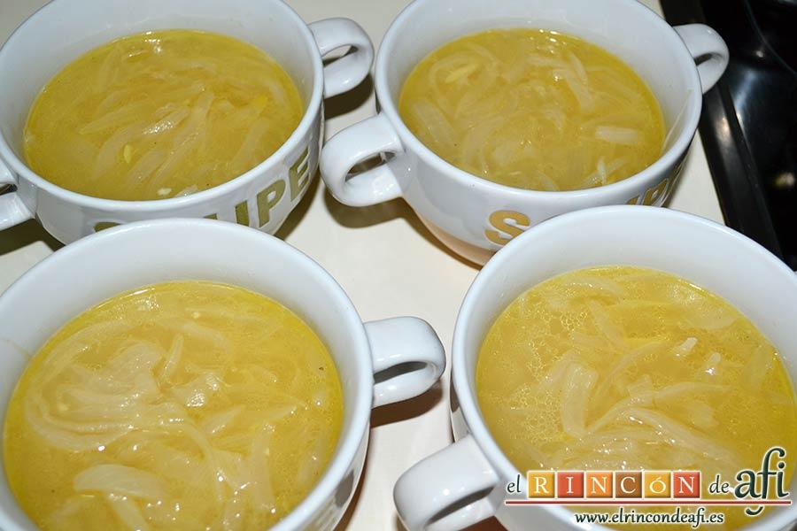 Sopa de cebolla gratinada, servir la sopa en los recipientes