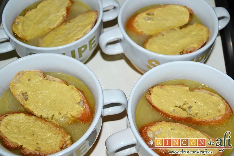 Sopa de cebolla gratinada, colocar dos rebanadas en cada cuenco