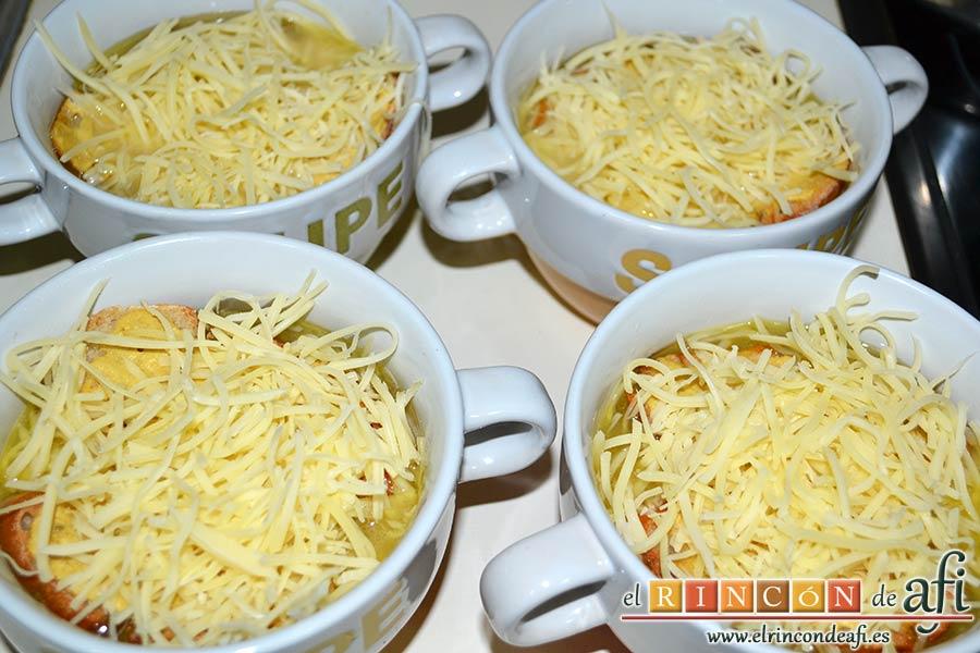 Sopa de cebolla gratinada, poner abundante queso rallado sobre las rebanadas de pan y poner a gratinar