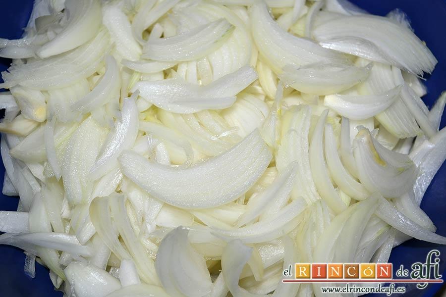 Sopa de cebolla gratinada, cortar las cebollas en juliana fina