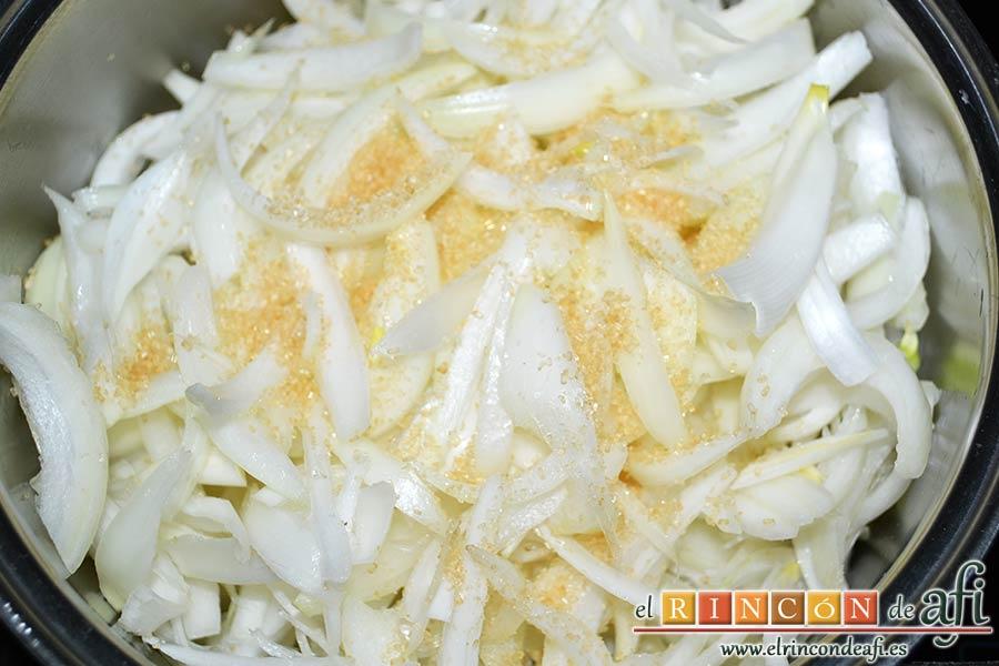 Sopa de cebolla gratinada, añadirlas al caldero con un diente de ajo machacado y 2 cucharaditas de azúcar moreno