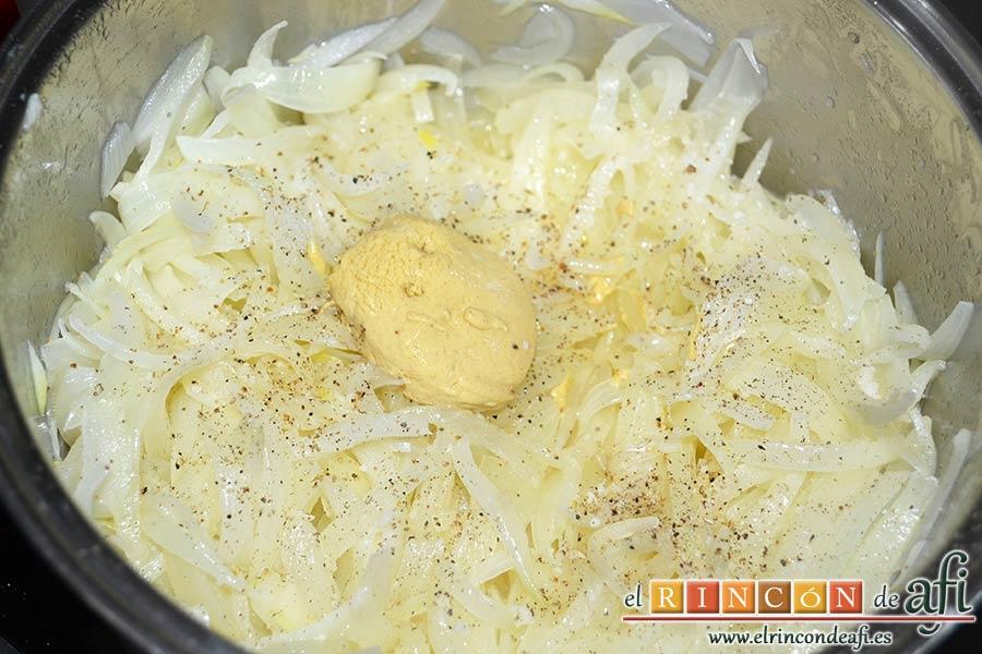 Sopa de cebolla gratinada, salpimentar y añadir una cucharada de mostaza de Dijon