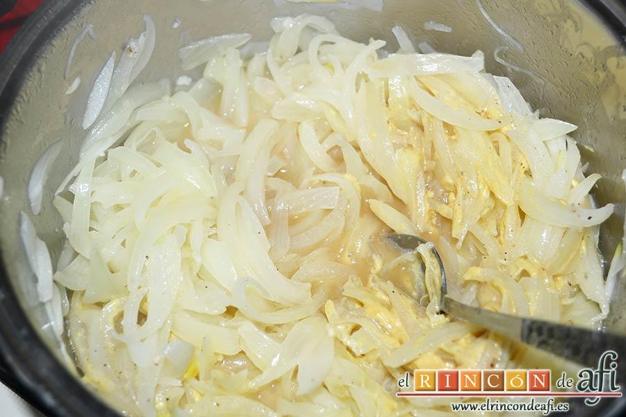 Sopa de cebolla gratinada, dejar pochar