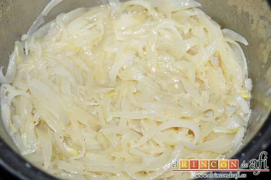 Sopa de cebolla gratinada, añadir el vaso de vino blanco