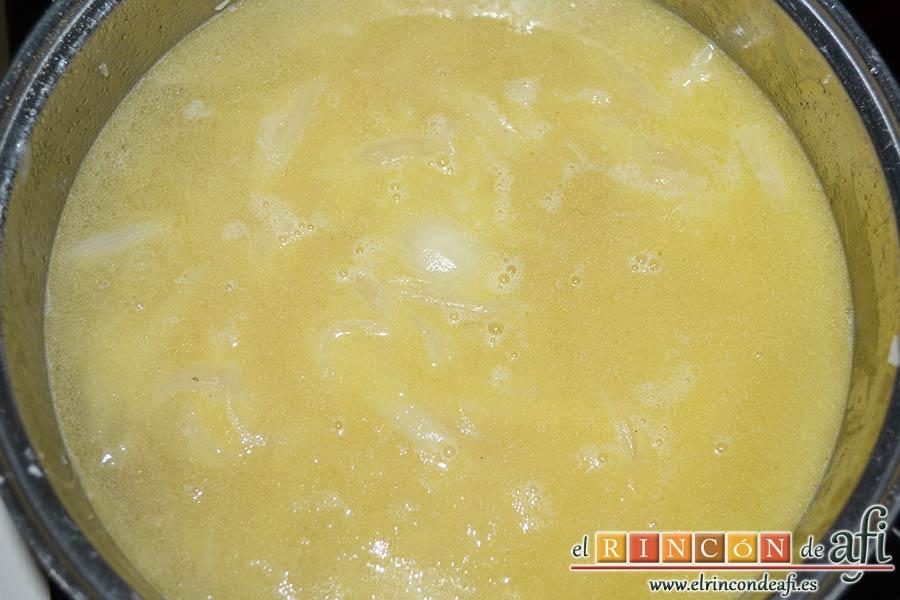 Sopa de cebolla gratinada, dejar cocer
