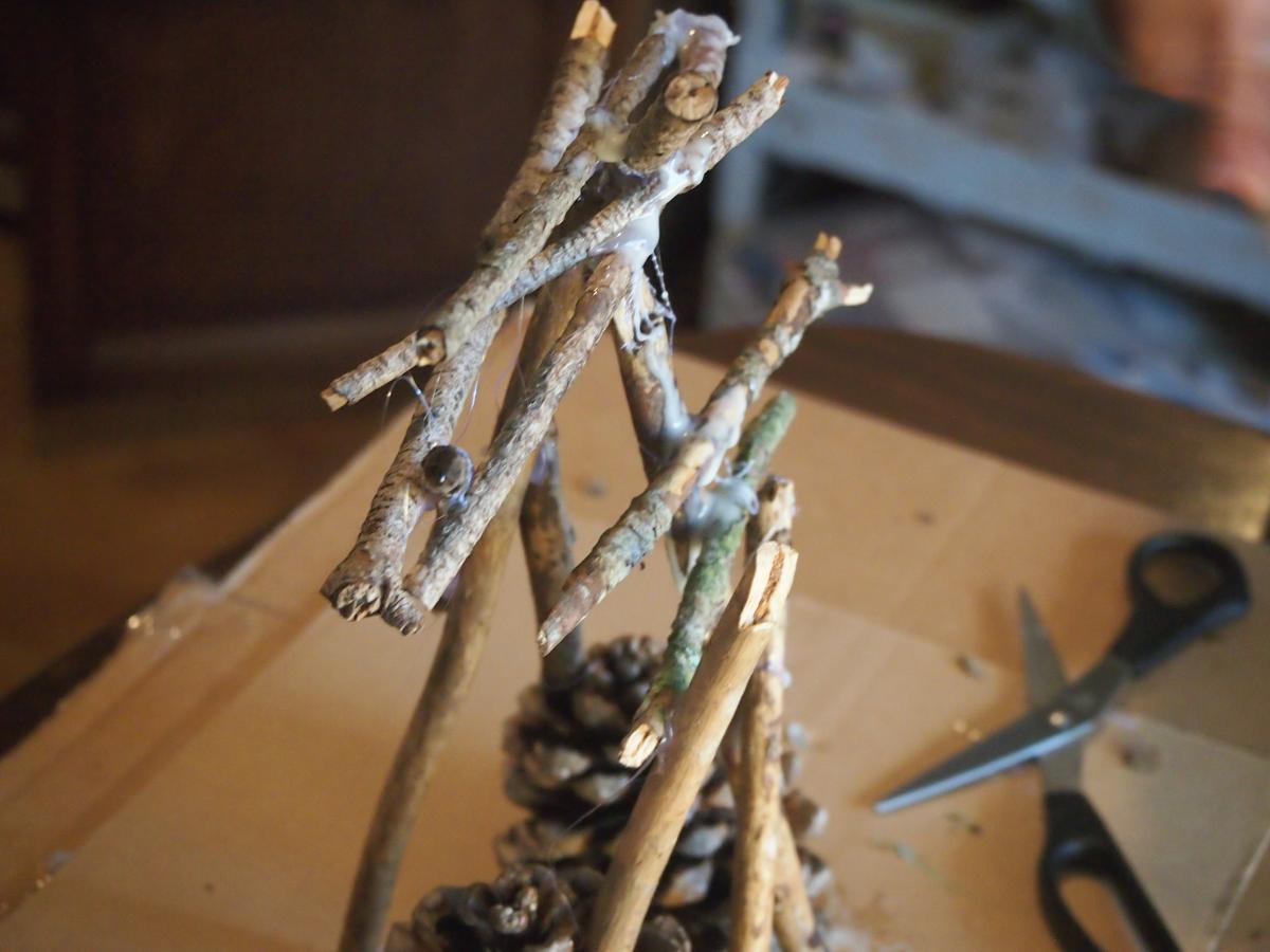 Los palos colocados pegados unos a los otros de manera aleatoria, sin mucho orden