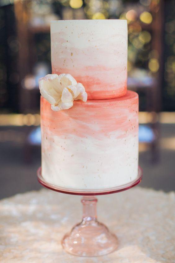 pastel de boda living coral pantone 2019