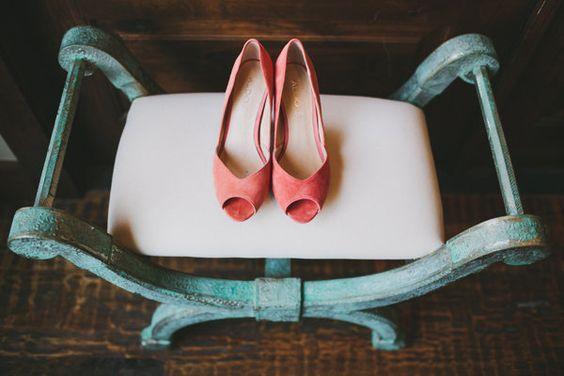 zapatos de novia color living coral pantone 2019