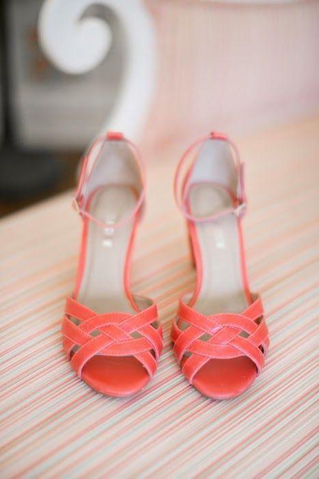 zapatos de novia living coral pantone 2019