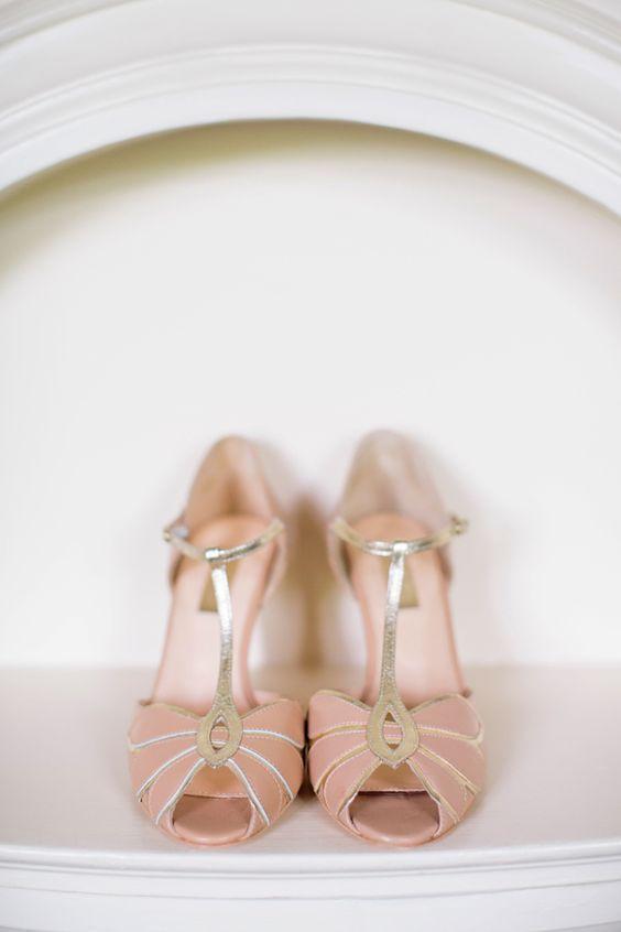 zapatos para novia living coral pantone 2019