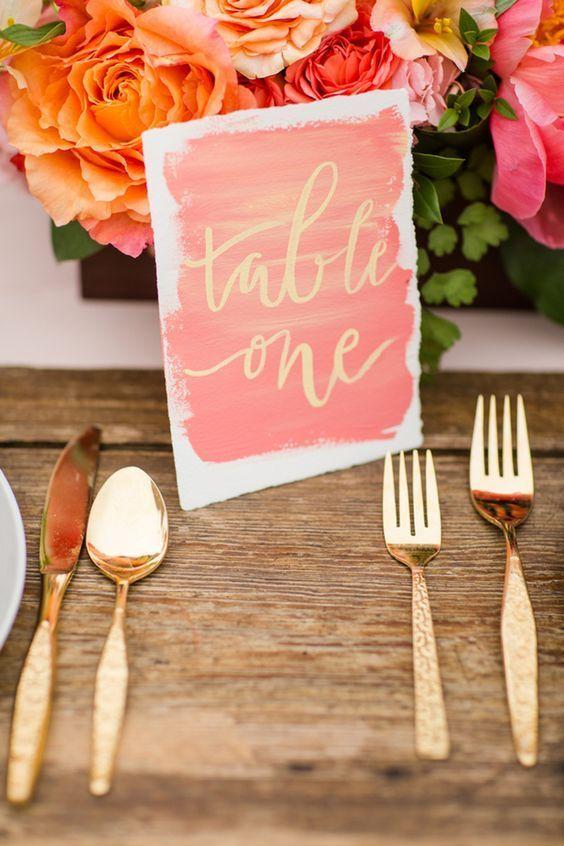 decoración de mesa para boda en color living coral pantone 2019