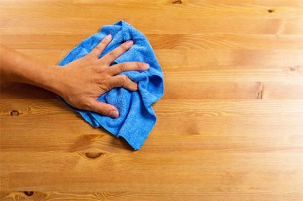 quitar manchas de la tarima flotante