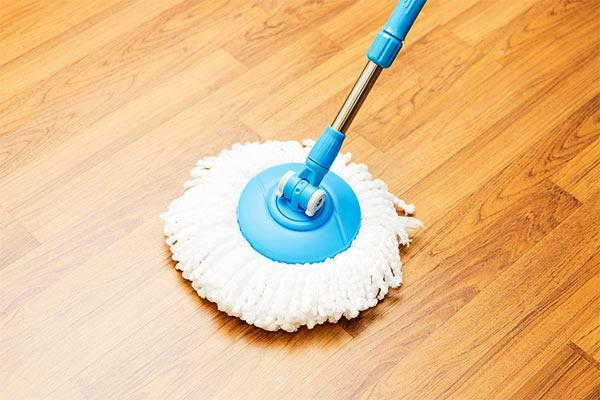 limpiar la tarima flotante natural