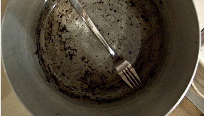 limpiar restos pegados con detergente en la olla de aluminio