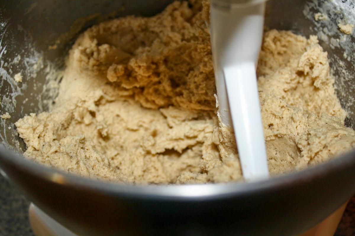 Masa para galletas en un bol de metal.