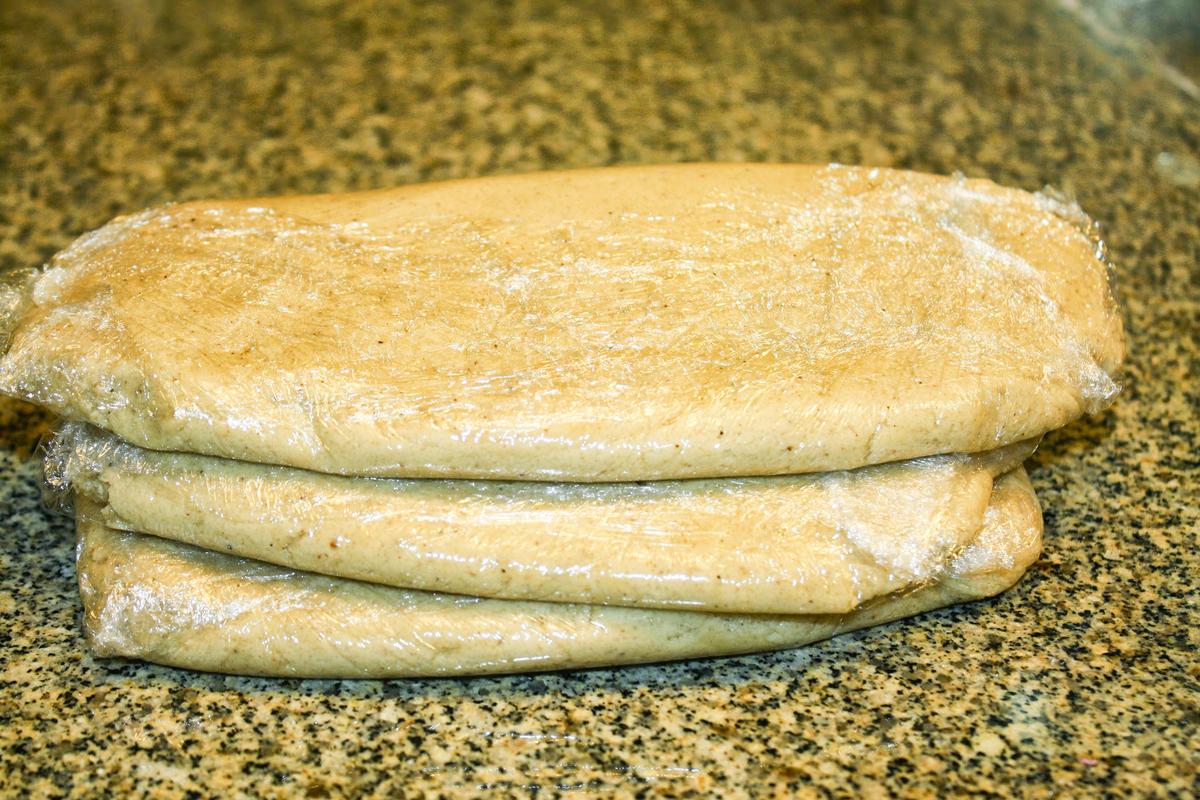Masa envuelta en plástico film.