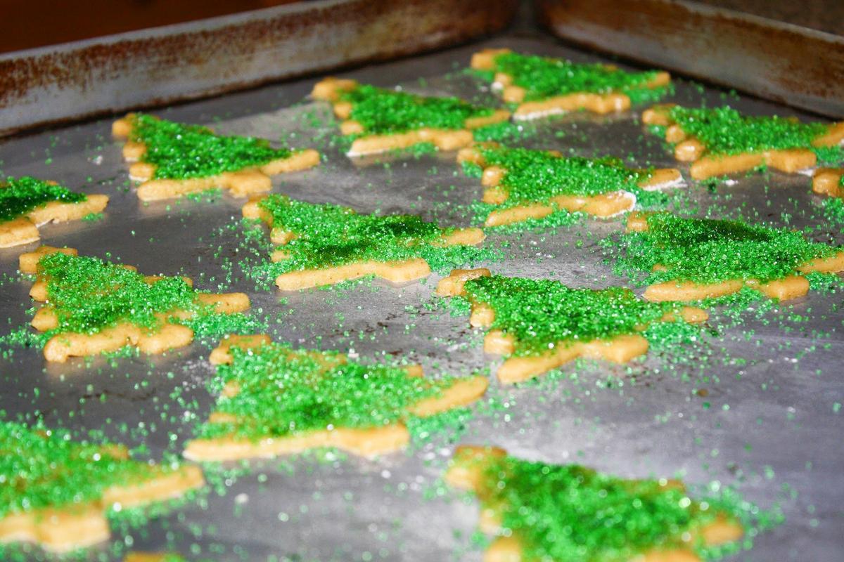 Galletas en formas de arbolitos en fuente para horno.
