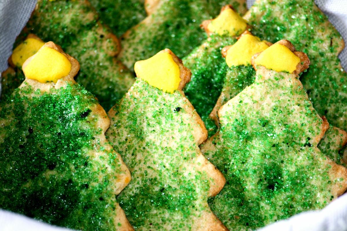 Galletas de arbolitos con azúcar verde.