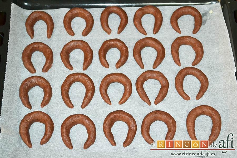 Cuernecitos de vainilla y chocolate, disponer sobre bandeja de horno forrada con papel de hornear, separados