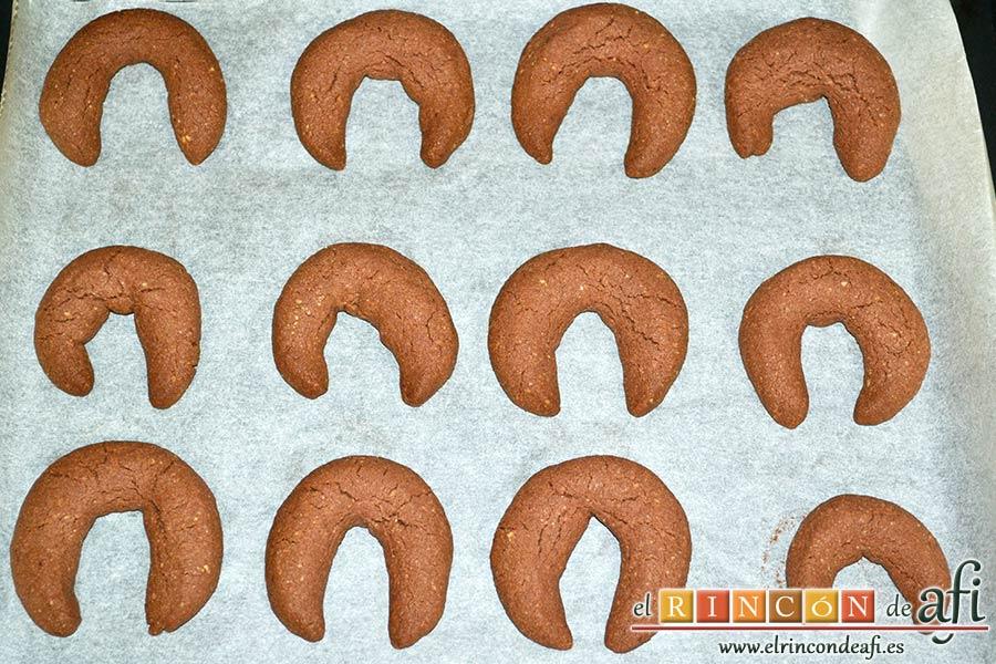 Cuernecitos de vainilla y chocolate, hornear hasta que queden dorados y dejar enfriar