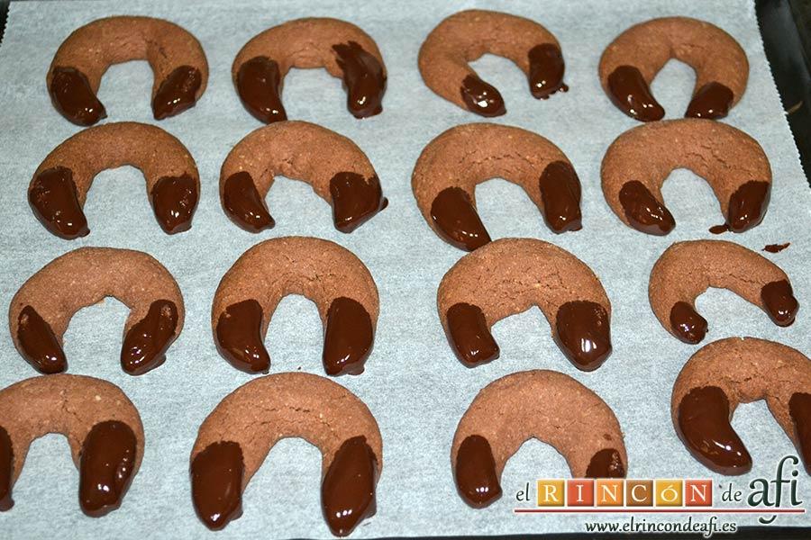 Cuernecitos de vainilla y chocolate, dejar que se sequen sobre papel de horno