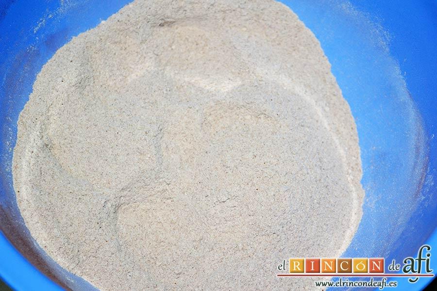 Cuernecitos de vainilla y chocolate, mezclar muy bien con unas varillas