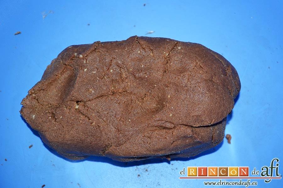 Cuernecitos de vainilla y chocolate, mezclar todo bien con las manos