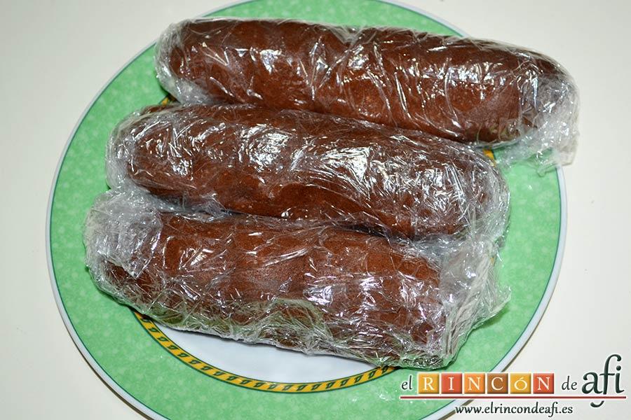 Cuernecitos de vainilla y chocolate, envolverlos en film y meter en la nevera una hora