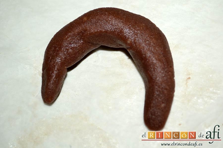 Cuernecitos de vainilla y chocolate, afilar los extremos