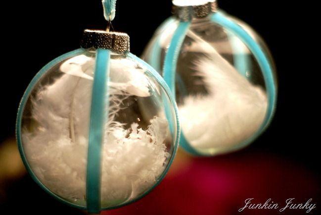 bolas de navidad transparentes con plumas